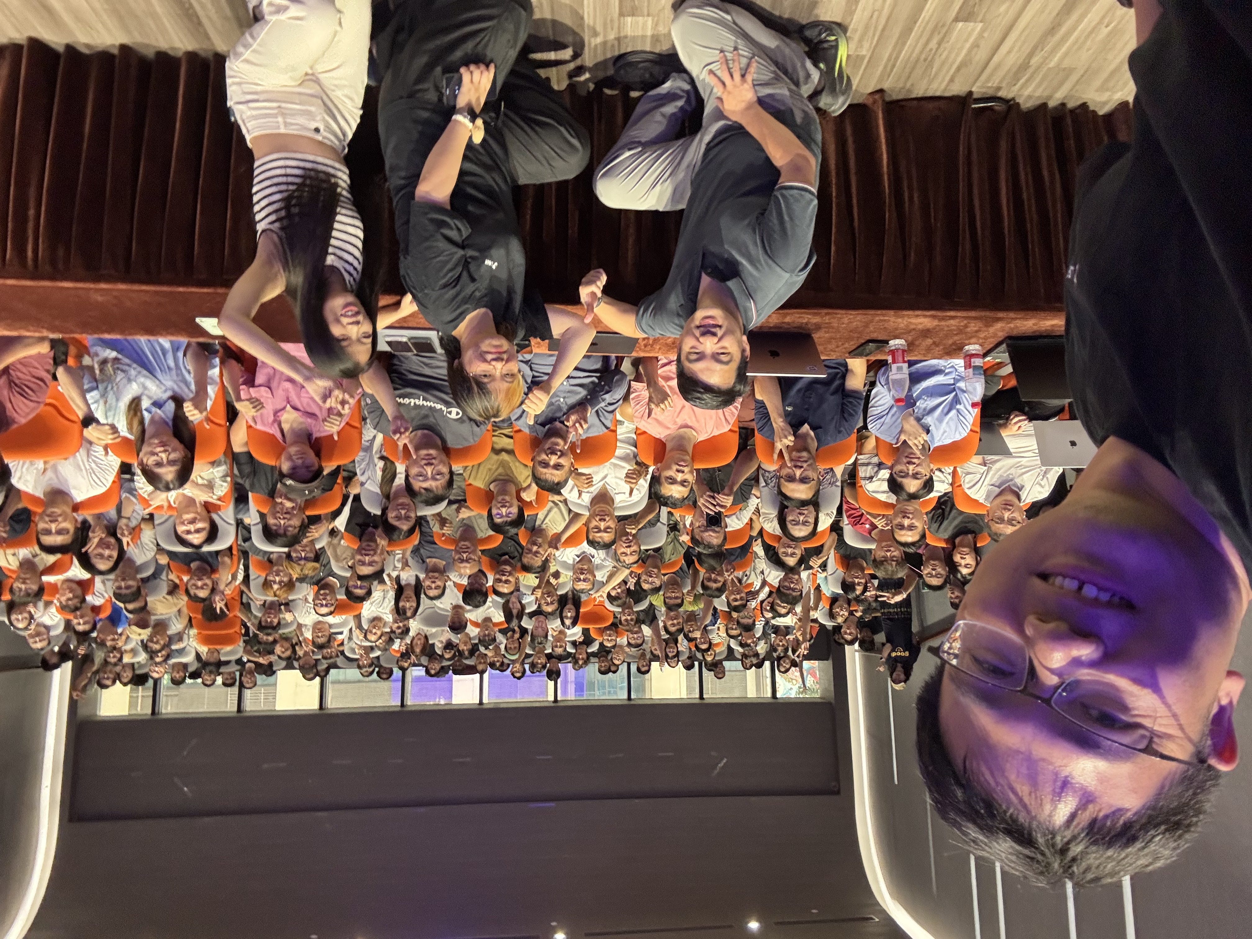 Grok Bot 见面会现场与会者合影，会议厅观众席满座